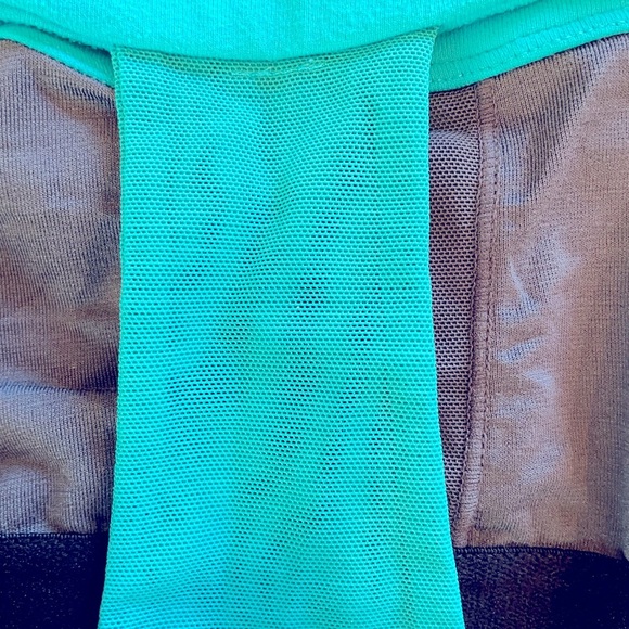 Lululemon Racerback Scoop Neck Tank with COOLMAX tech in Gray and Teal. Size 8. - Picture 6 of 7